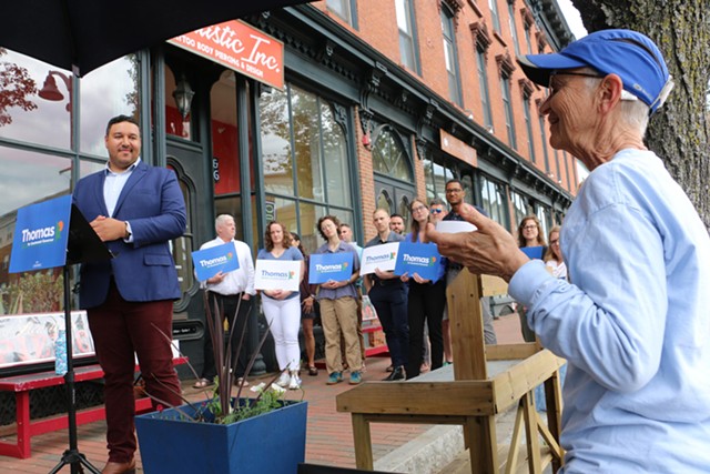 Jean Szilva, résident de Winooski, pose à Renner une question fiscale.  - KEVIN MCCALLUM ©️ SEPT JOURS