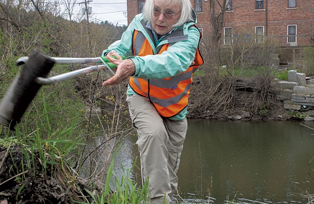 Anne Ferguson, alias Eileen Dover, ramassant une bouteille sale - COLIN FLANDERS ©️ SEVEN DAYS
