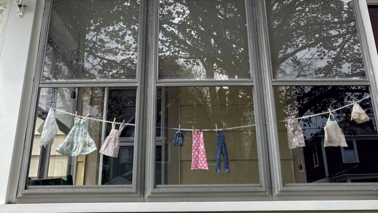 Une couturière a transformé son porche de Burlington en une exposition d'art tournante
