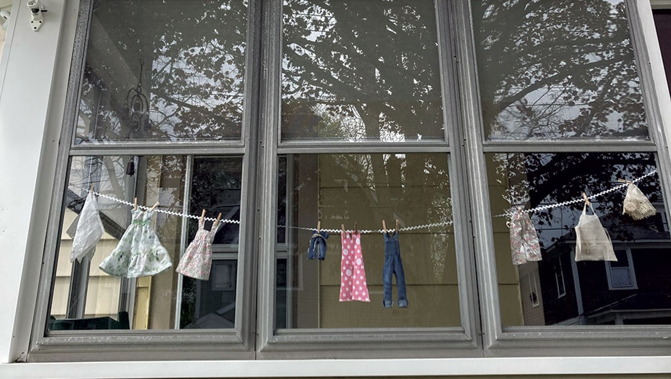 Une couturière a transformé son porche de Burlington en une exposition d'art tournante