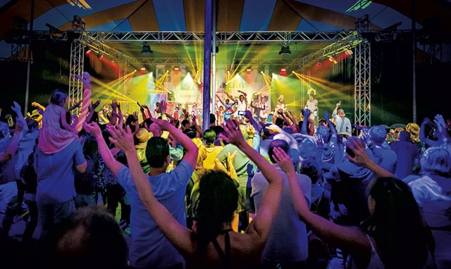 Festival des Traditions du Monde de Sherbrooke - AVEC LA COURTOISIE DE TOURISME CANTONS DE L'EST