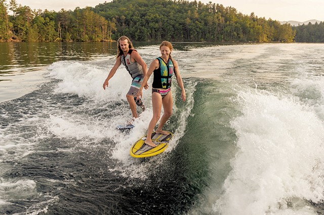 Des gens surfant derrière un wake boat - avec l'aimable autorisation de la National Marine Manufacturers Association - ANNE WALLACE ALLEN ©️ SEVEN DAYS