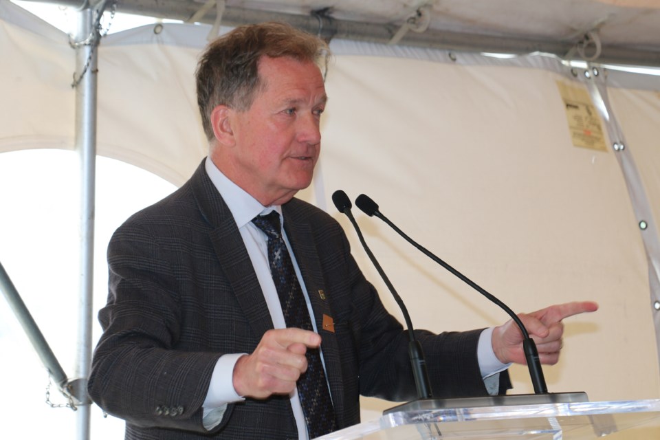 220524_lg_cote_gold_ribbon_cutting-photo-4