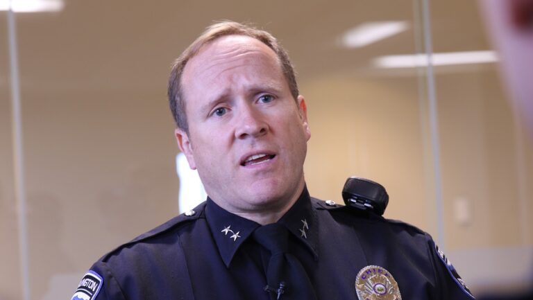 Mulvaney-Stanak va reconduire le chef de la police de Burlington et d'autres dirigeants de la ville