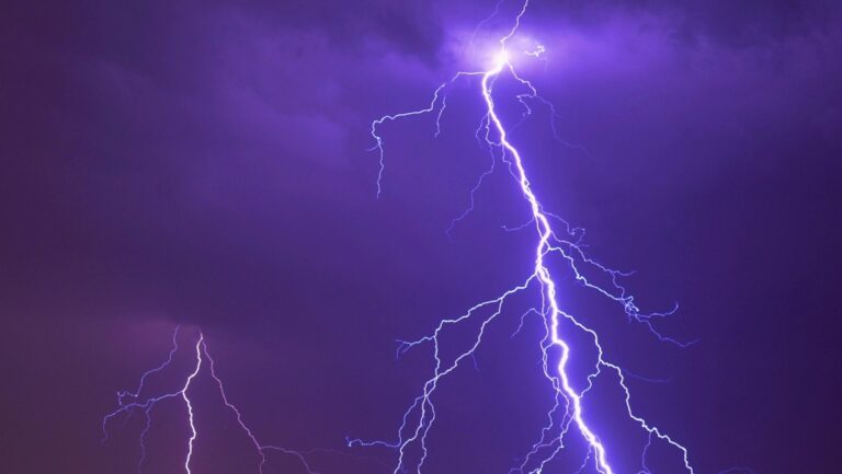 Avertissements de tornade au Québec et veilles d'orages violents en vigueur