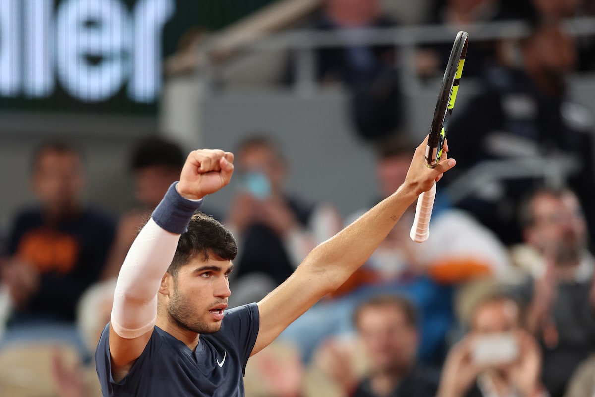 Carlos Alcaraz surmonte un coup droit fragile et une qualification pour atteindre le troisième tour de Roland-Garros