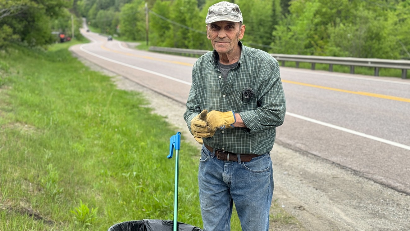 Coincé dans le Vermont : le bénévole Leonard Prive ramasse les déchets en bordure de route entre Underhill et Westfield