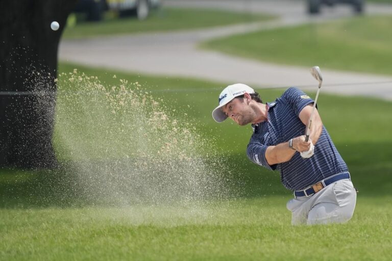Davis Riley attend 70 minutes avant le dernier putt au deuxième tour sans bogey pour prendre la tête à Colonial