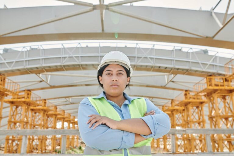 Des produits menstruels et des toilettes propres seront fournis sur les grands chantiers de construction