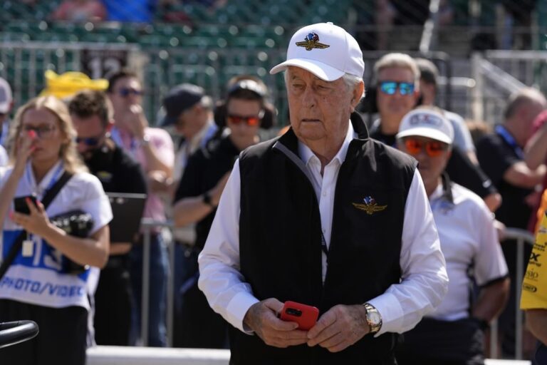L'Indianapolis 500 devrait débuter dimanche après-midi après le retard des fortes tempêtes.