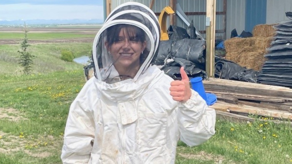 La sauteuse à ski Abigail Strate adore travailler avec les abeilles