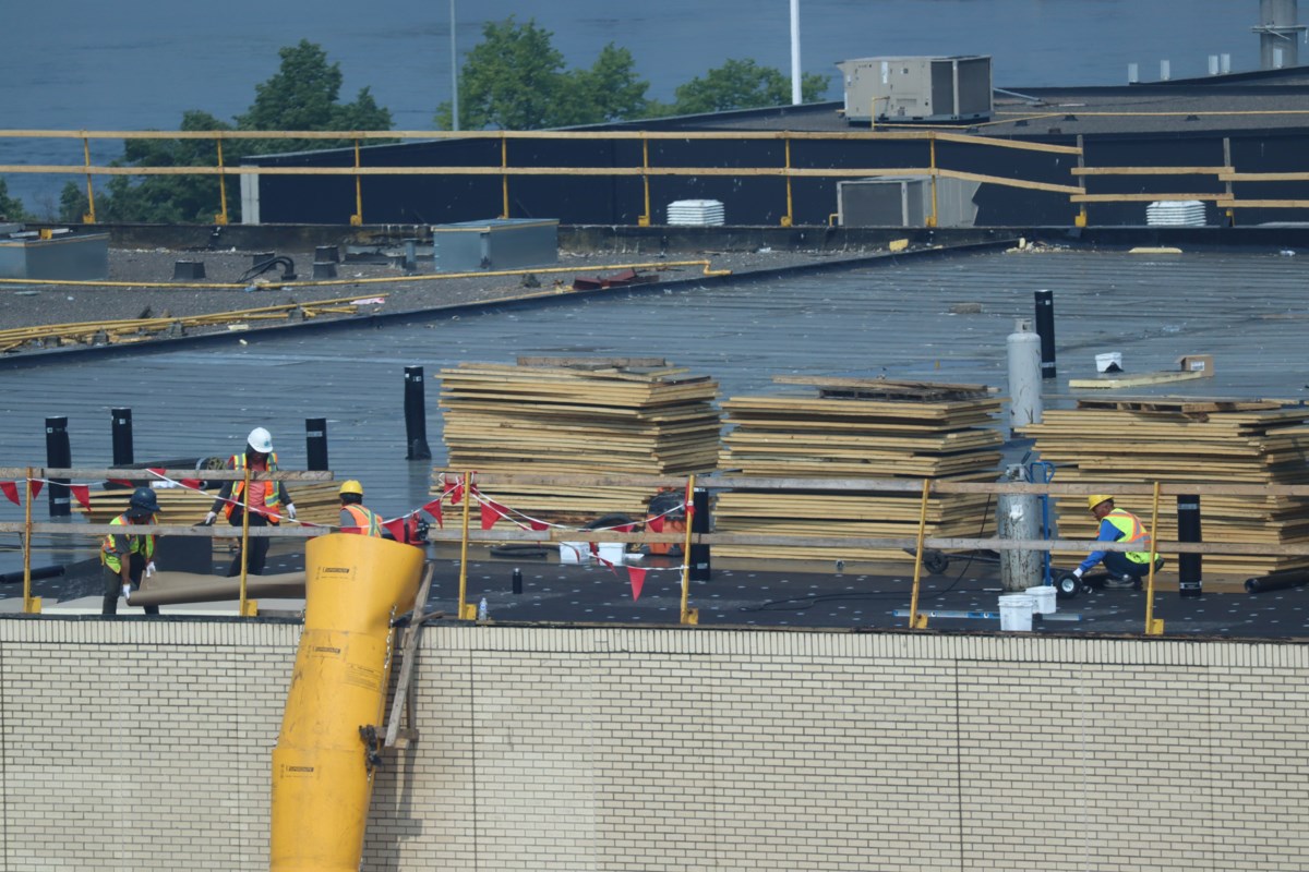 La transformation du centre commercial riverain de Sault débutera par une rénovation de magasin d'un million de dollars