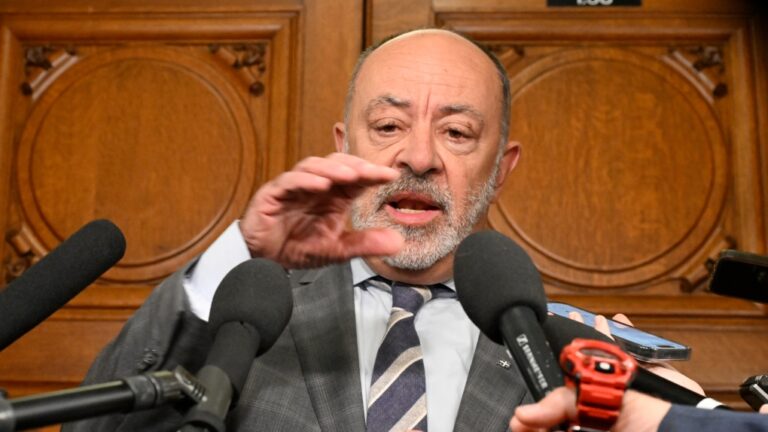 Le ministre de la Santé du Québec défend le quadruplement de la rémunération du président de Santé Québec