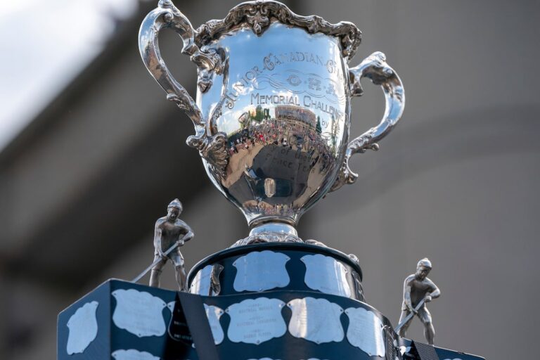 Les Knights invaincus ont battu les Warriors sans victoire 5-4 à la Coupe Memorial