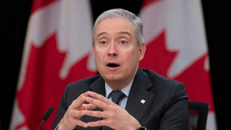 Les conservateurs et le NPD devraient « célébrer » les accords sur les véhicules électriques : ministre de l'Industrie