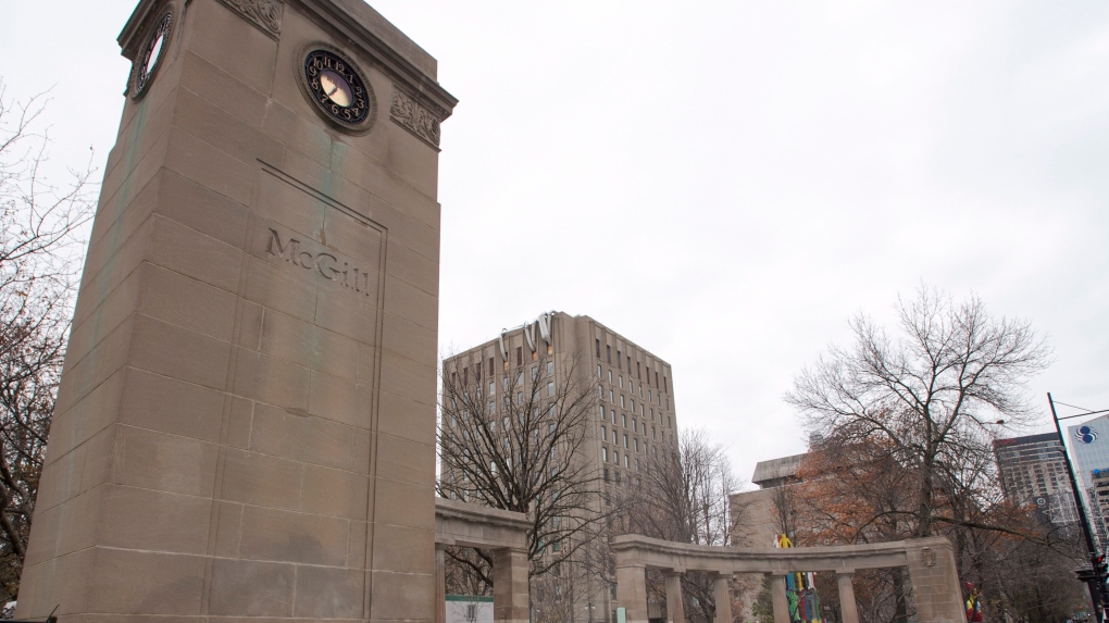 Photo de Netanyahu pendu à Roddick Gates de l'Université McGill