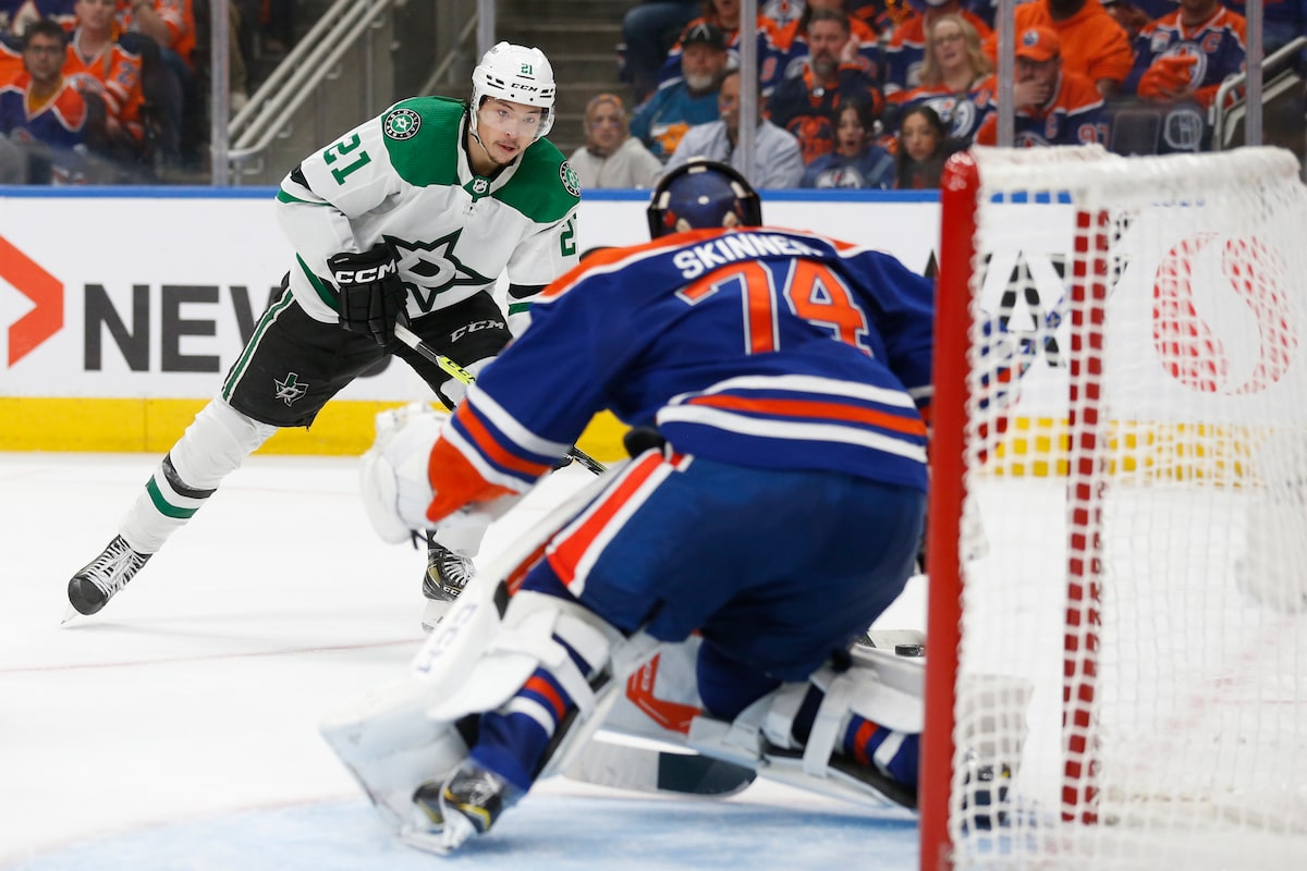 Robertson réussit un tour du chapeau alors que les Stars reviennent pour battre les Oilers lors du troisième match