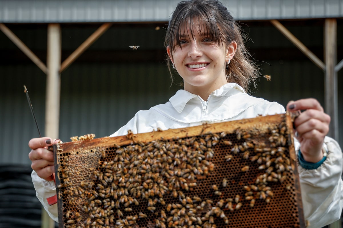 S'occuper des abeilles aide à occuper la sauteuse à ski canadienne Abigail Strate cet été