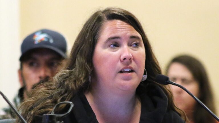 Les responsables de Burlington présentent un plan pour l'eau et les toilettes portables dans les campements