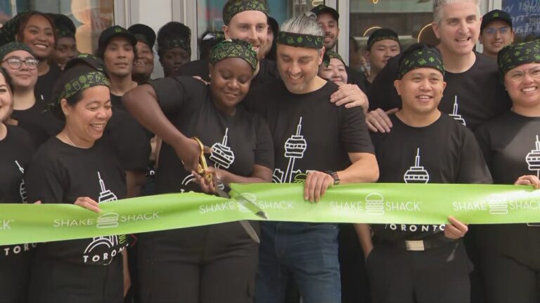 Shake Shack ouvre officiellement son premier établissement canadien au centre-ville de Toronto