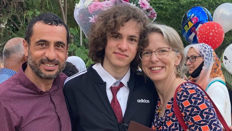 Des proches habillent la maison d'un étudiant palestinien abattu à Burlington