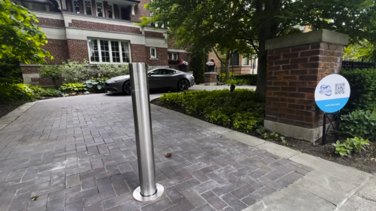 Certains Torontois installent des bornes pour prévenir le vol de voiture