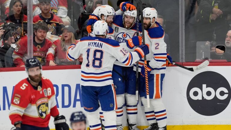 McDavid mène les Oilers à la victoire dans le cinquième match pour rester en vie en finale de la Coupe Stanley