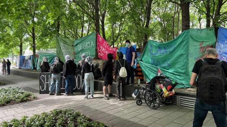 Des manifestants pro-palestiniens installent un campement sur la place Victoria à Montréal