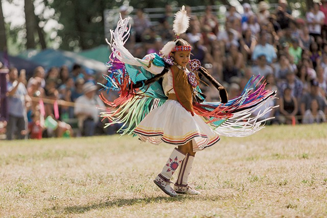 Une danseuse au pow-wow Echoes of a Proud Nation de Kahnawake - AVEC LA COURTOISIE DE AUDET PHOTO