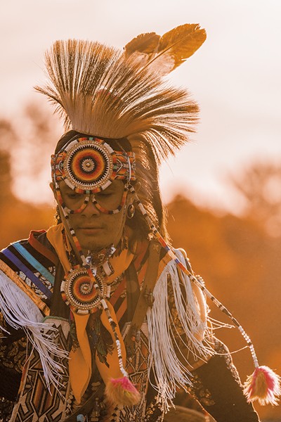 Un danseur au Pow Wow de Kitigan Zibi - AVEC LA COURTOISIE DE JEAN-SIMON BEGIN