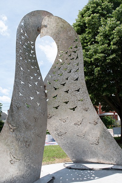"Embrasser et appartenir" par Humanity Memorial - ALICE DODGE ©️ SEPT JOURS