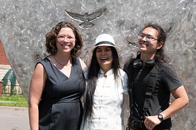 De gauche à droite : la maire Emma Mulvaney-Stanak avec les artistes Ai Qiu Hopen et Chen Hopen - ALICE DODGE ©️ SEVEN DAYS