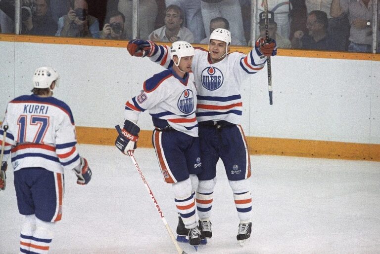 Alors que les Oilers d'Edmonton courent après les bagues de la Coupe Stanley, l'ancien Oiler Esa Tikkanen perd une partie de son