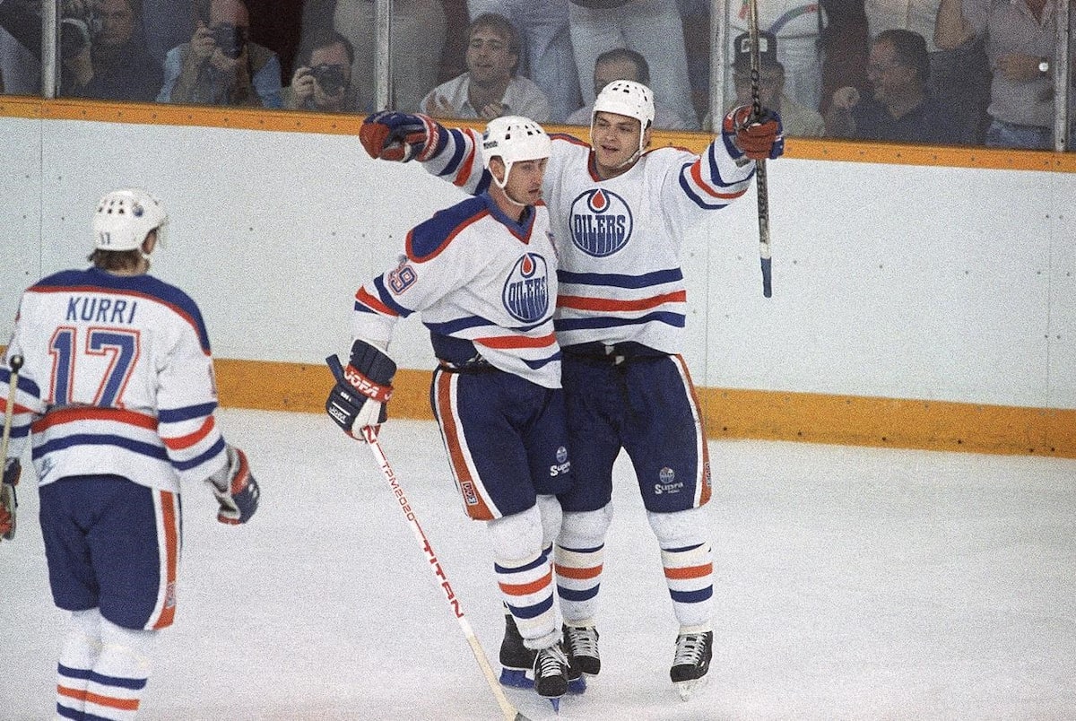Alors que les Oilers d'Edmonton courent après les bagues de la Coupe Stanley, l'ancien Oiler Esa Tikkanen perd une partie de son