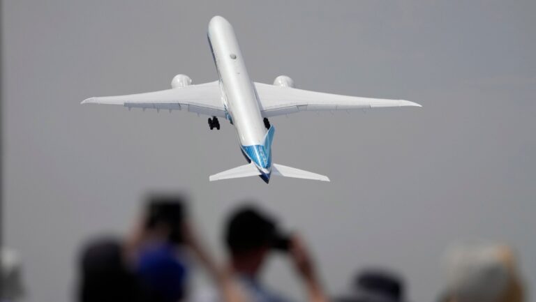Attendez-vous à ce que le coût de votre billet d'avion continue d'augmenter, préviennent un groupe de commerce de l'aviation et des chefs de file de l'industrie.