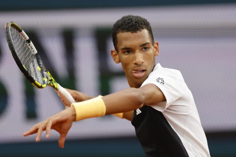 Auger-Aliassime de Montréal accède au quatrième tour à Roland-Garros