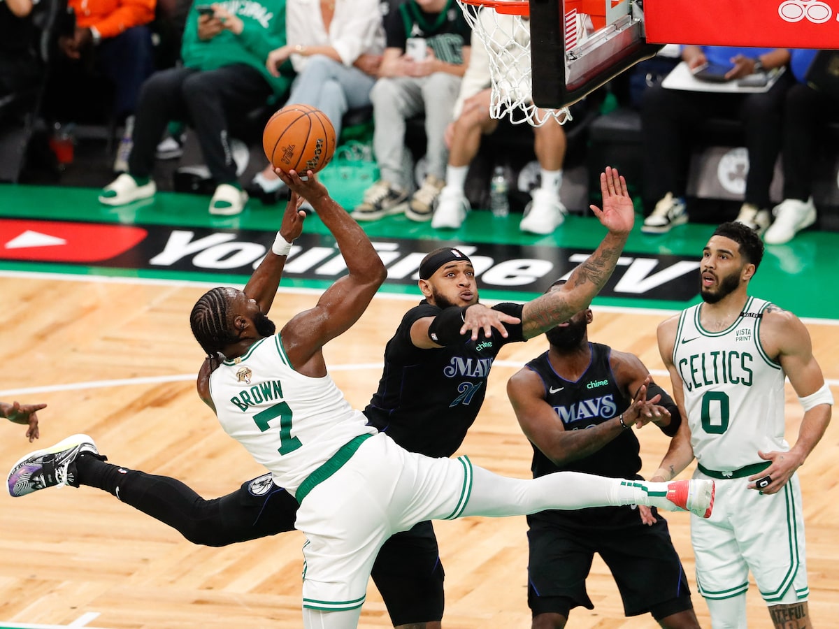 Brown en a 22, Porzingis revient avec 20 alors que les Celtics ouvrent la finale de la NBA avec une victoire de 107-89 contre les Mavericks