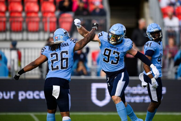Cameron Dukes lance trois touchés et se précipite pour en marquer un autre pour mener les Argos devant les Lions