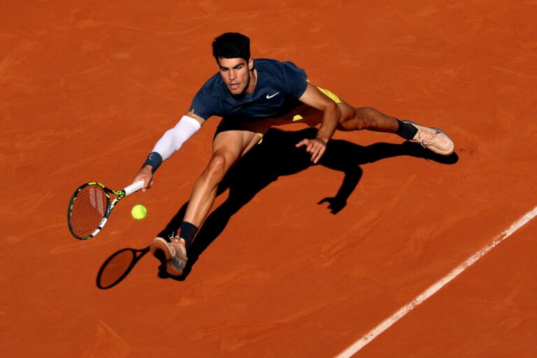 Carlos Alcaraz affrontera Alexander Zverev lors de la première finale de Roland-Garros pour chacun