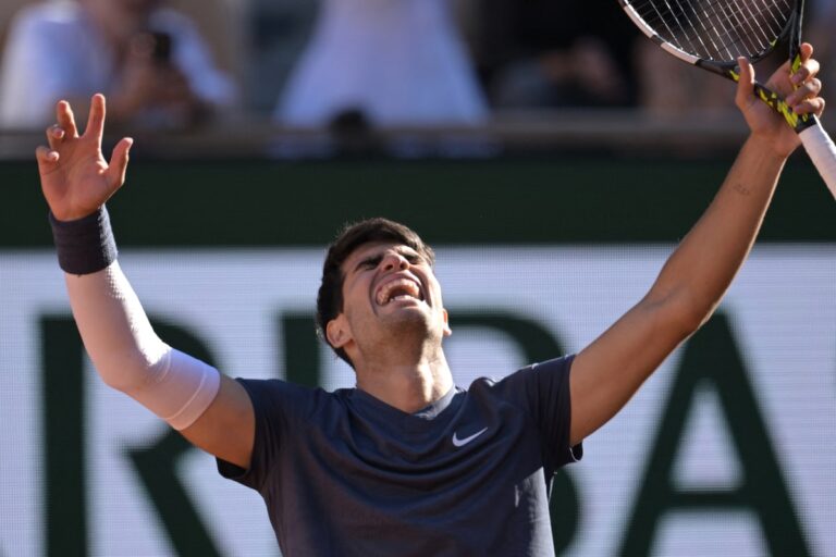 Carlos Alcaraz survit à Jannik Sinner pour atteindre sa première finale à Roland Garros