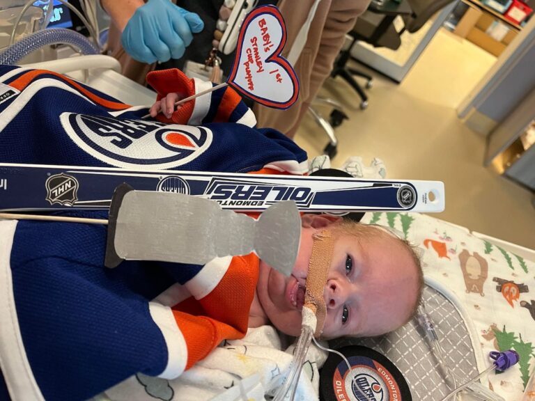 « Célébrez les victoires » : une famille de petits fans des Oilers encourage l'équipe depuis l'hôpital