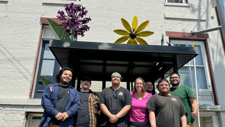 Coincé dans le Vermont : la sculpteure sur métal Kat Clear crée des fleurs d'art public au centre-ville de Vergennes avec l'aide des étudiants en soudure de Northlands Job Corps