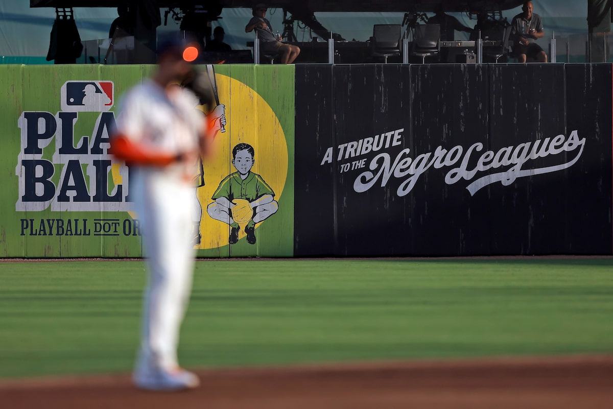 Des célébrations honorent Willie Mays et les joueurs de la Negro League avant le match de la MLB à Rickwood Field