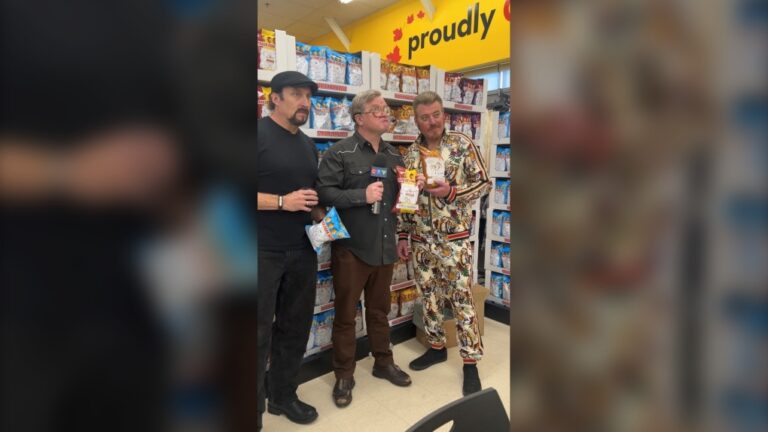 Des centaines de fans font la queue pour rencontrer les Trailer Park Boys lors d'un événement promotionnel