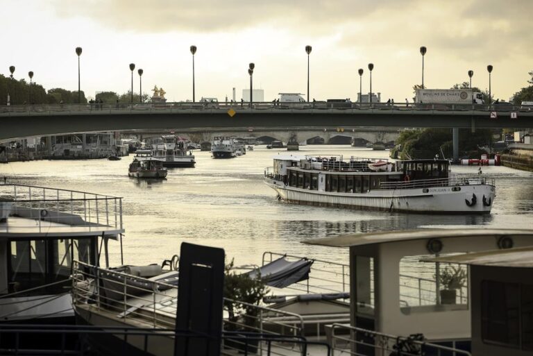 Des dizaines de bateaux naviguent sur la Seine en répétition pour la cérémonie d'ouverture des JO de Paris