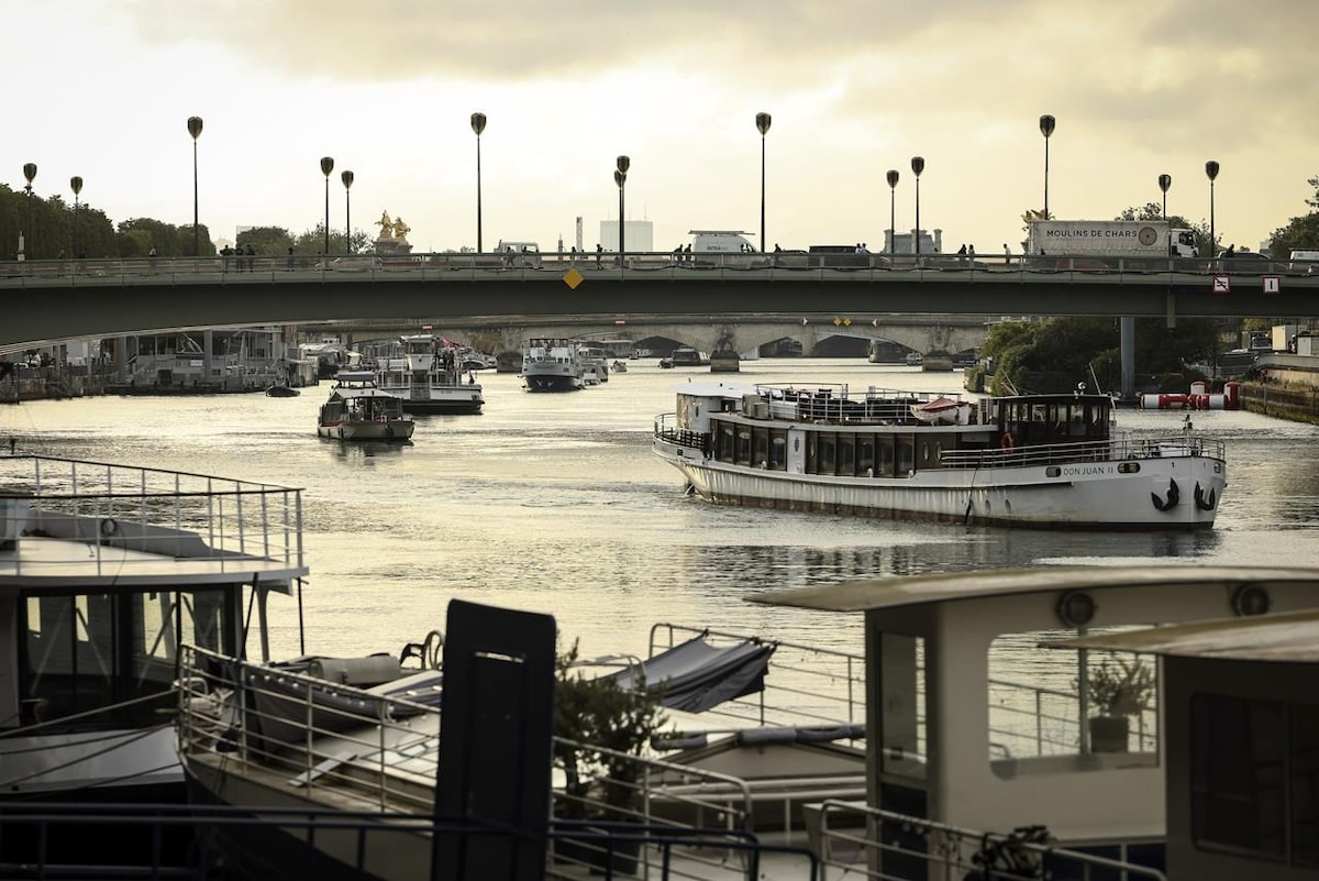 Des dizaines de bateaux naviguent sur la Seine en répétition pour la cérémonie d'ouverture des JO de Paris