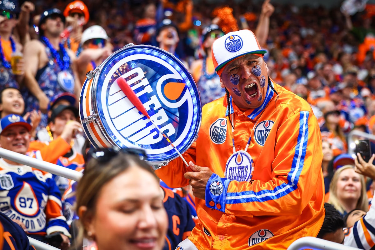 Des fans enthousiastes envahissent la place d'Edmonton alors que les Oilers forcent la finale de la Coupe Stanley à remporter la victoire