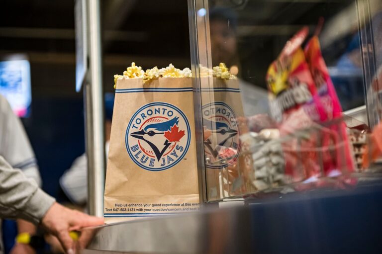 Des hot-dogs à 13 $ et des bières à 15 $ ?  Comment économiser sur la nourriture et les boissons lors de votre prochain match sportif ou concert