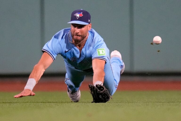 Devers, circuit de Hamilton et les Red Sox se remettent d'un déficit de quatre points pour survivre aux Blue Jays 7-6