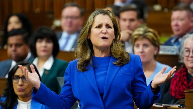 « Erreur honnête » : Freeland sur l'erreur d'analyse de la taxe carbone du DPB, esquive lorsqu'on l'interroge sur le fait de museler le chien de garde
